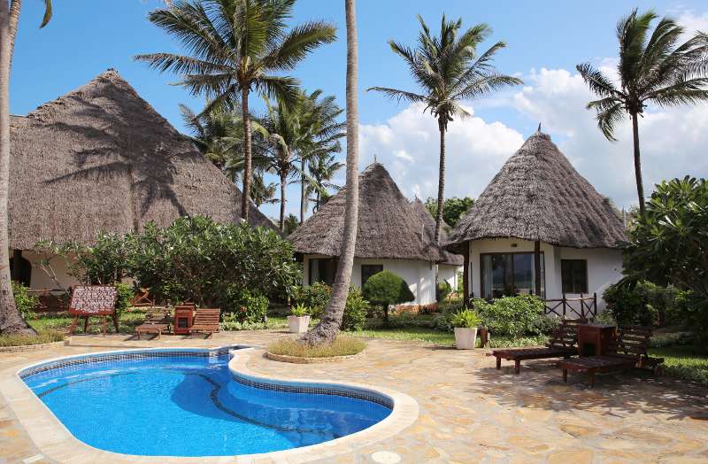 Zwembad en palmen bij Sultan Sands aan de oostkust van Zanzibar