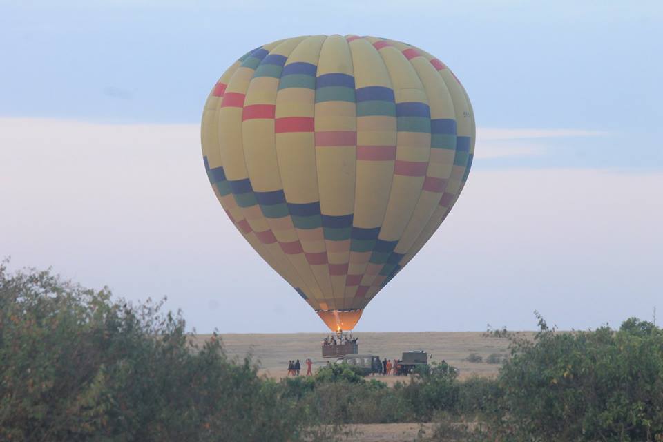 Grote luchtballon boven de Afrikaanse savanne tijdens luxe safari