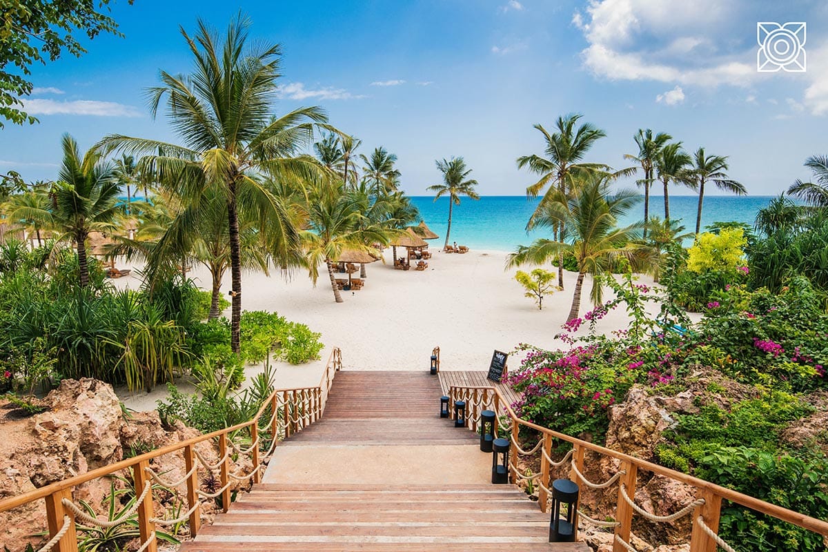Wit strand en turquoise zee bij Zuri Zanzibar